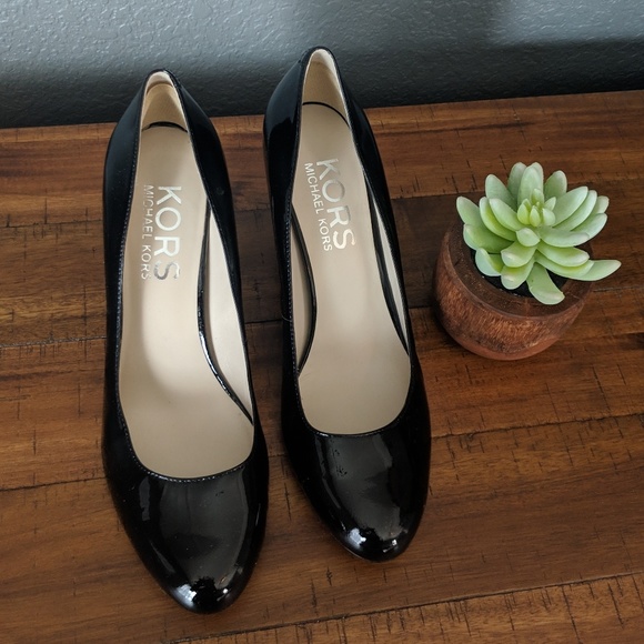 KORS Michael Kors Shoes - ✳️3 for $20✳️KORS Michael Kors Black Pumps